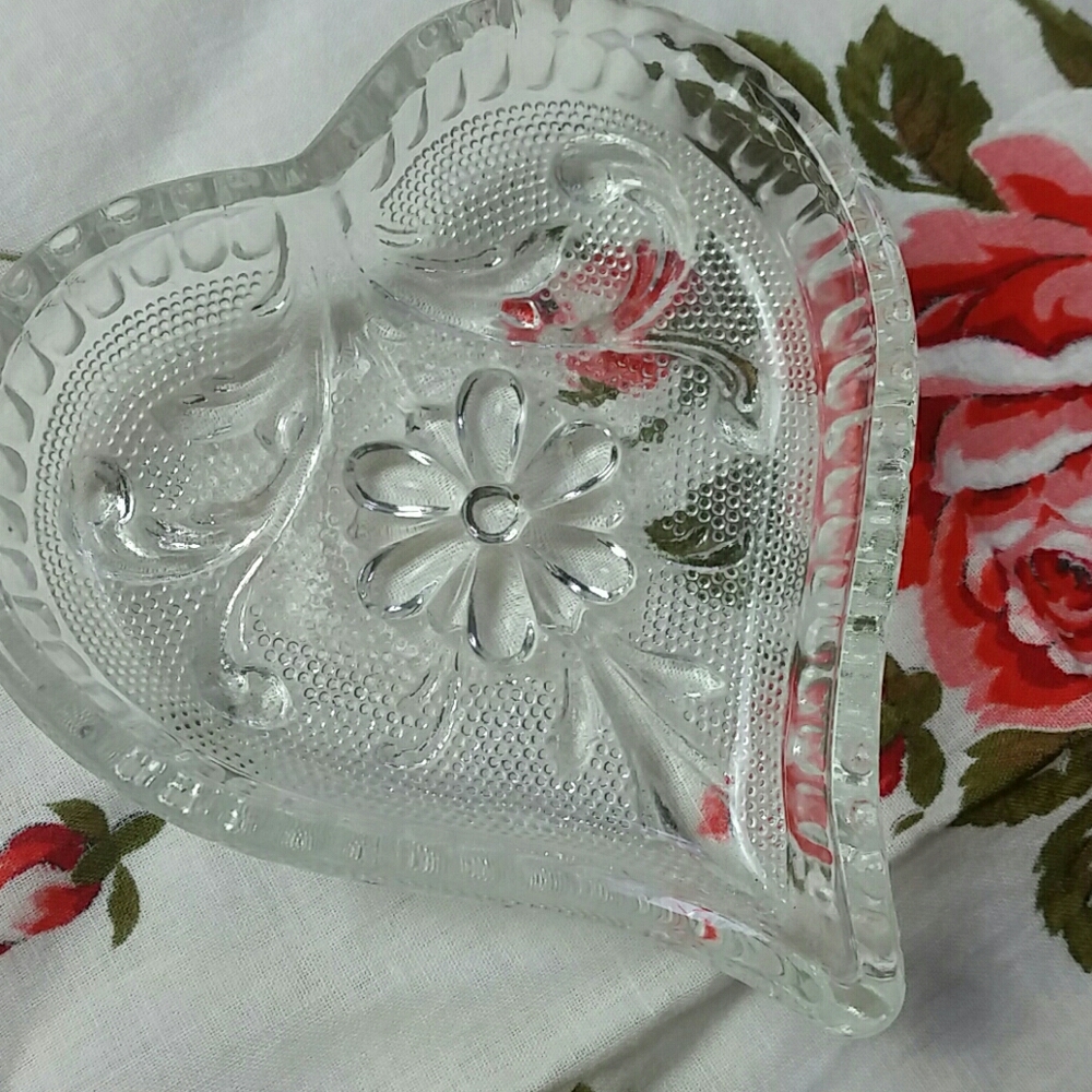 🩷🤍❤️ Vintage Glass Heart Trinket Dish Gift Idea